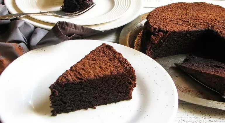 Рецепт: ніжний шоколадний пиріг з ганашем