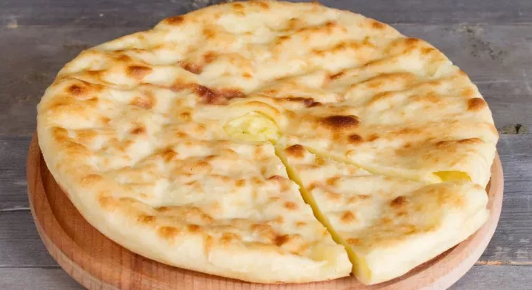Осетинський пиріг з картоплею та сиром