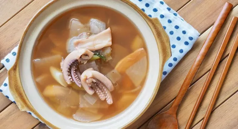 Суп з кальмарами: простий і смачний рецепт