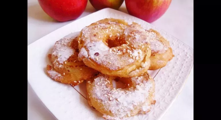 Яблучні пончики: простий та смачний рецепт