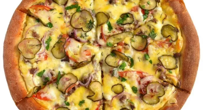 Рецепт домашньої піци з солоними огірками