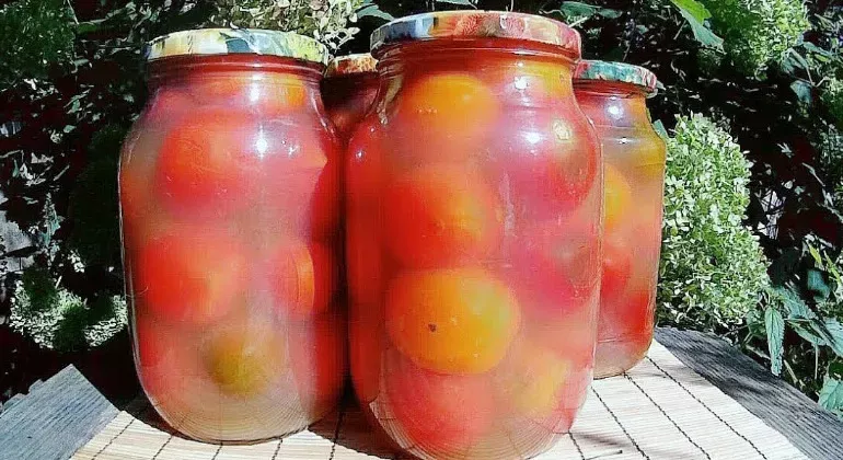 Мариновані помідори в яблучному соку