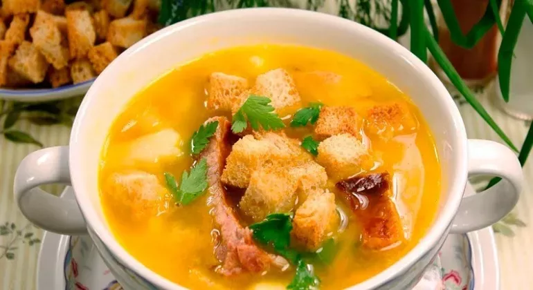 Гороховий суп з копченими свинячими реберцями
