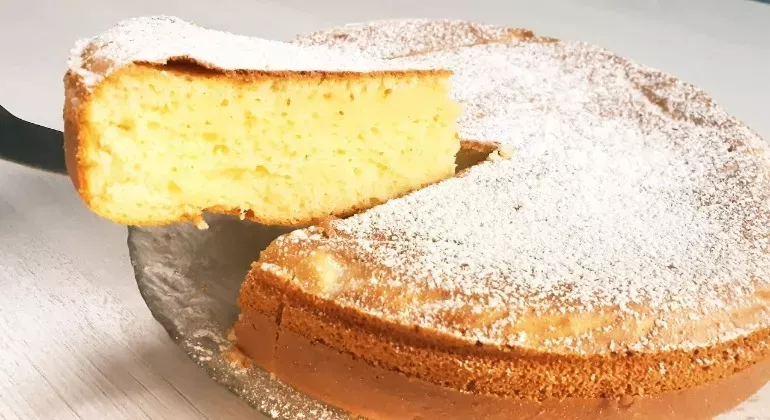 Сметанний бісквіт - простий рецепт для десерту або торта
