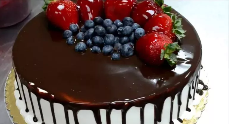 Шоколадний торт з фруктами: рецепт зі сметанним кремом та шоколадною глазур'ю