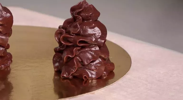 Рецепт шоколадно-сметанного крему з приємним відтінком та шовковистою текстурою
