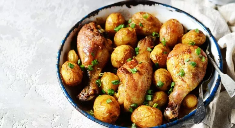 Курячі гомілки з картоплею в духовці: Смачний і легкий рецепт