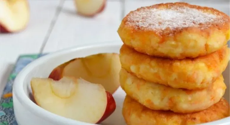 Творожні оладки з яблуками: простий рецепт для ідеального сніданку