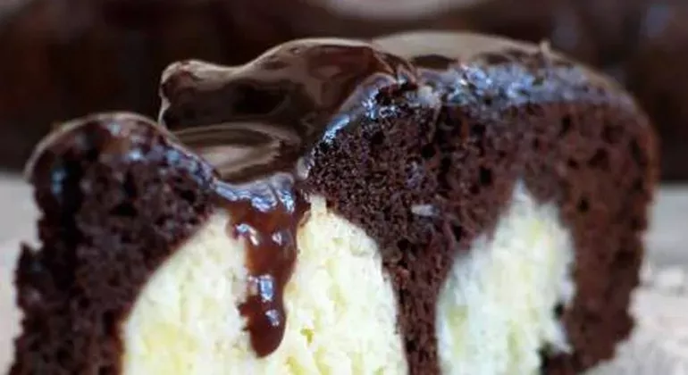 Шоколадно-творожний торт з малиною