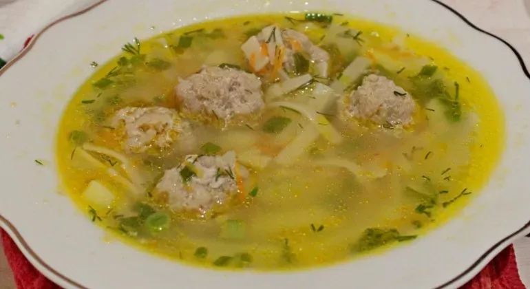 Суп-локшина з фрикадельками