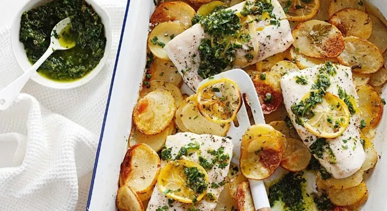 Рецепт запеченої картоплі з рибою та італійським соусом "Сальса Верде"