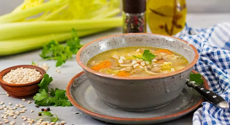 Суп з перловкою: рецепт на основі курячого бульону