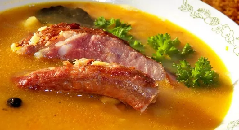 Густий гороховий суп зі свининою