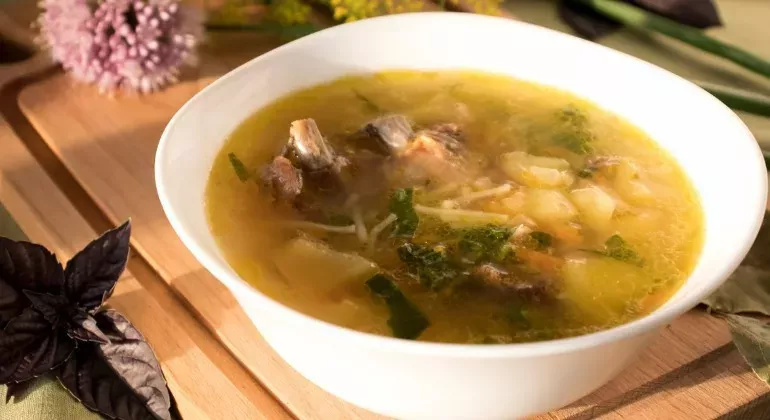 Ситний та ароматний суп з свинячими реберцями