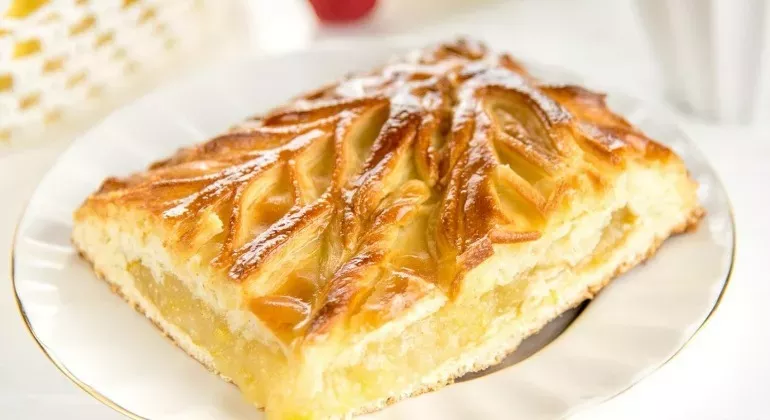 Дріжджовий пиріг з ананасами - простий рецепт домашньої випічки