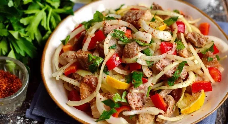 Салат з м'яса та цибулі в маринаді: простий та смачний рецепт
