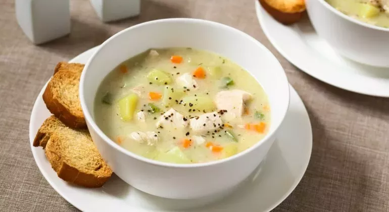 Суп "Курячий удар смаку" - захоплююче поєднання курки та сиру, яке ви не зможете відірвати від тарілки!
