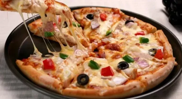 Рецепт: Домашня піца з плавленим сиром