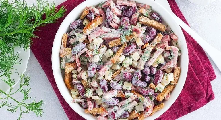 Салат "Ненажерка з квасолею" - рецепт з куркою та овочами