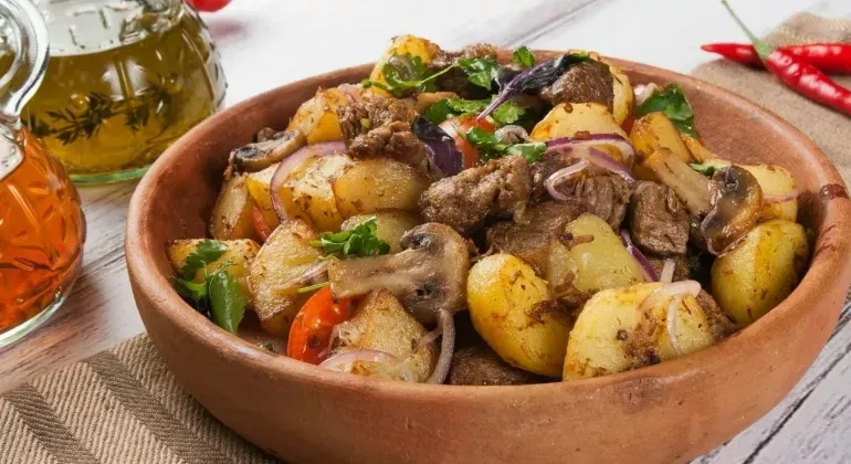 Рецепт: Свинина з картоплею та грибами