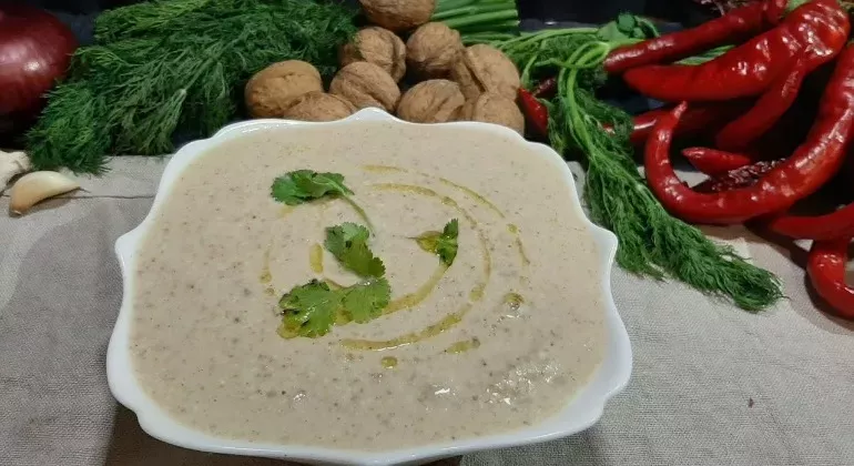 Рецепт грузинського соусу Сациві з горіхів
