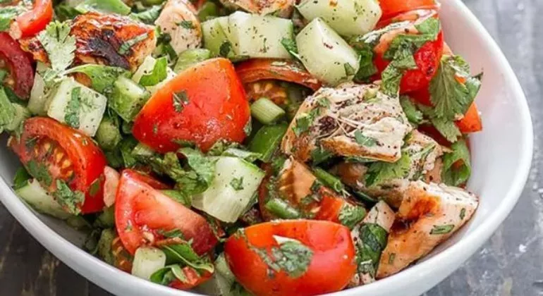 Улюблений рецепт: Овочевий салат з куркою