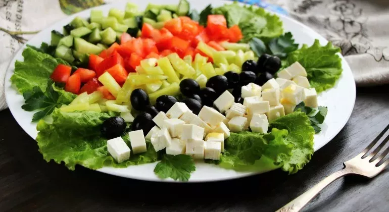 Салат з бринзою та свіжими овочами