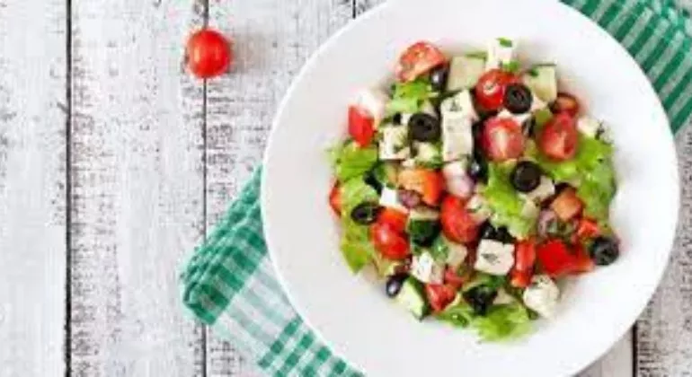 Грецький салат з бринзою: рецепт з доступними інгредієнтами