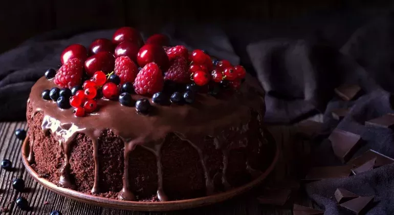 Шоколадний торт з малиною: рецепт з фото