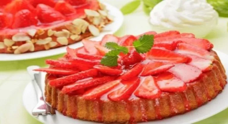 Дріжджовий пиріг зі свіжою полуницею: рецепт із фото