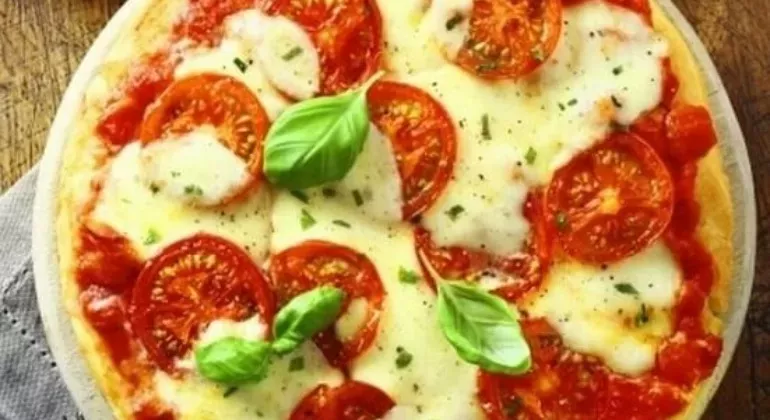 Італійська піца з помідорами та сиром