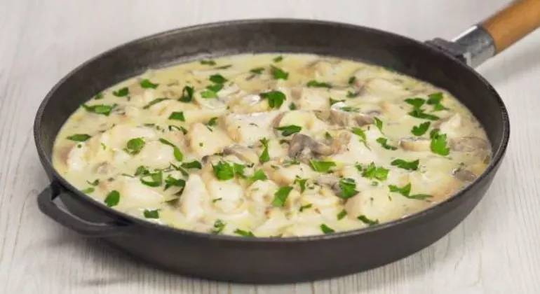 Рецепт фрикасе з грибами - ніжне куряче м'ясо у вершковому соусі