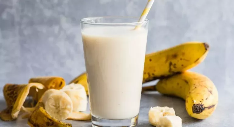 Банановий смузі - швидкий та смачний напій для здорового сніданку