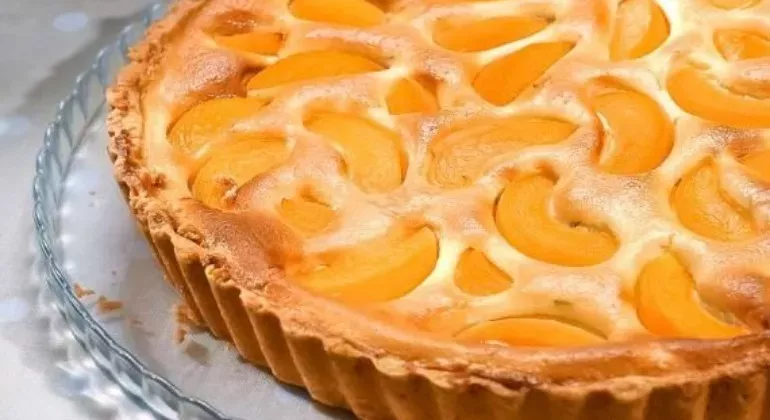 Як зробити пиріг з творогом та персиками