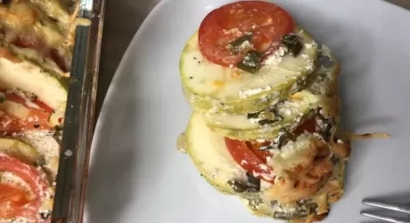 Кабачки в духовці з сиром, часником та помідорами.