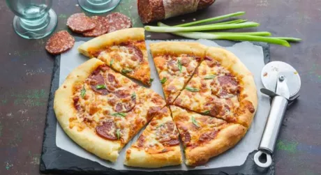 Рецепт піци з ковбасою та сиром