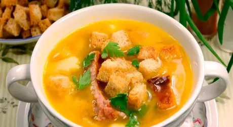 Гороховий суп з копченими свинячими реберцями