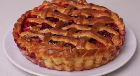Відкритий пиріг з ягодами із дріжджового тіста в духовці.