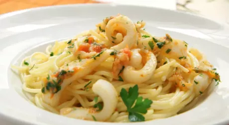 Спагетті з нутом та кальмарами по-італійськи