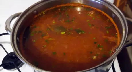 Суп із кількою в томаті