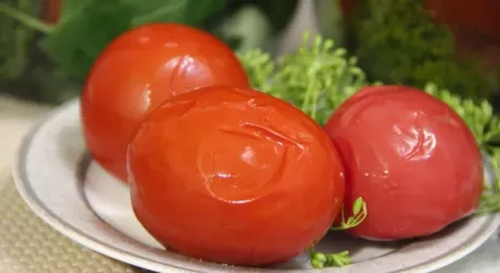 Квашені помідори в каструлі як бочкові