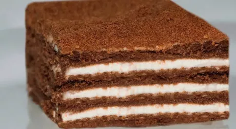 Торт із шоколадного печива