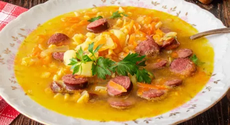 Гороховий суп з ковбасою