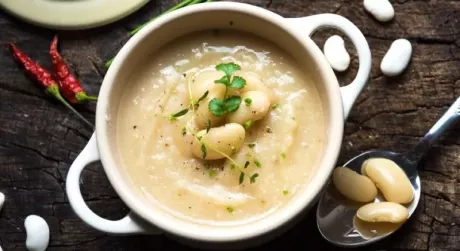 Суп-пюре з білої квасолі з ароматною цибулею та прянощами - рецепт з фото