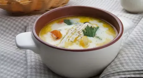 Рецепт смачного сирного супу з шинкою у мультиварці