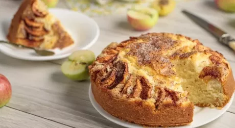 Простий пиріг з яблуками