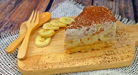 Смачний банановий торт без випічки: легкий і ніжний рецепт