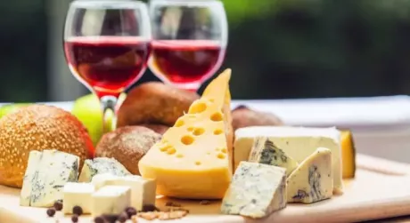 Як правильно поєднувати вино і сир: вдалі поєднання на всі випадки життя