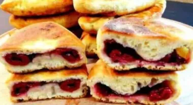 Смажені пиріжки з малиною на кефірі