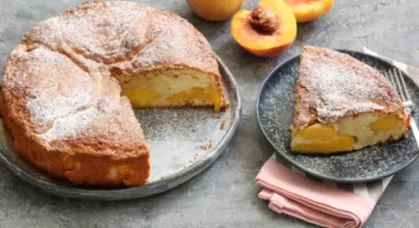 Шарлотка з персиками без сметани